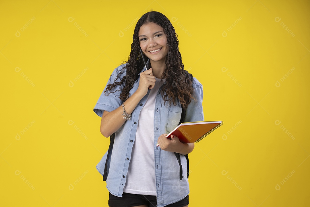 Jovem estudante com caderno nas mãos
