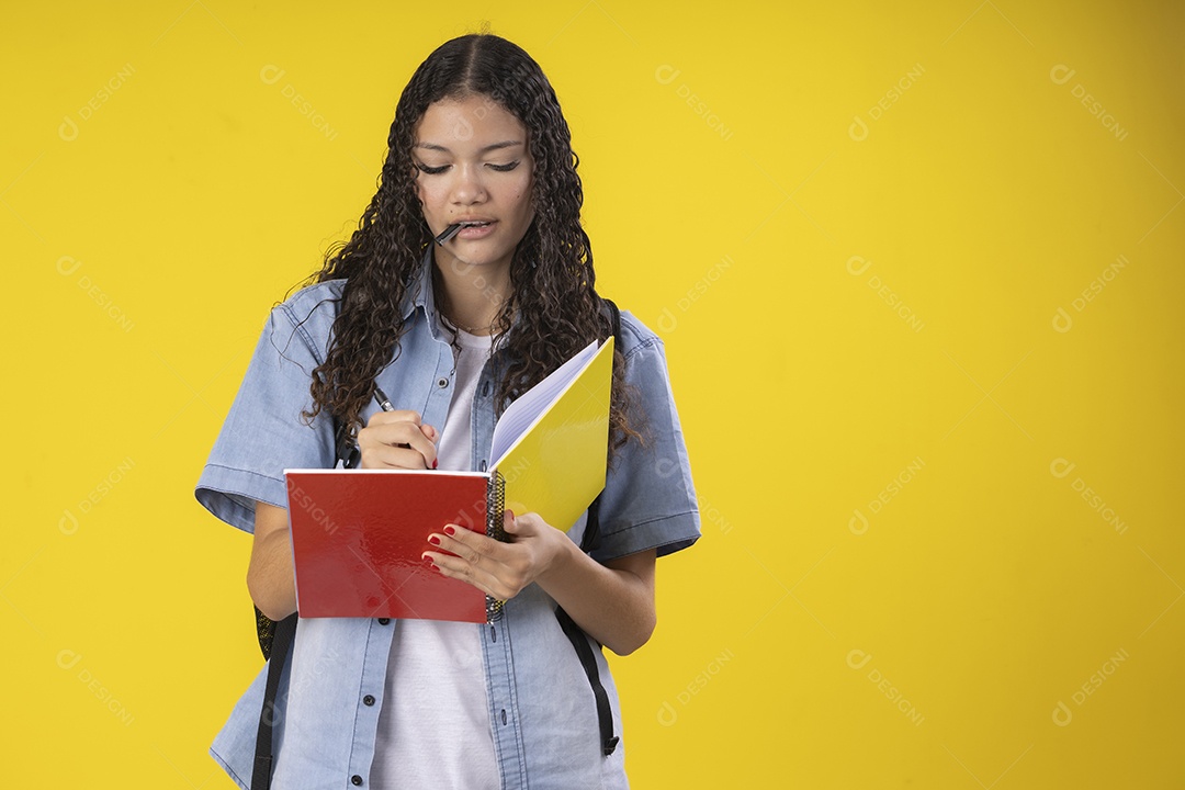 Jovem estudante escrevendo algo em seu caderno