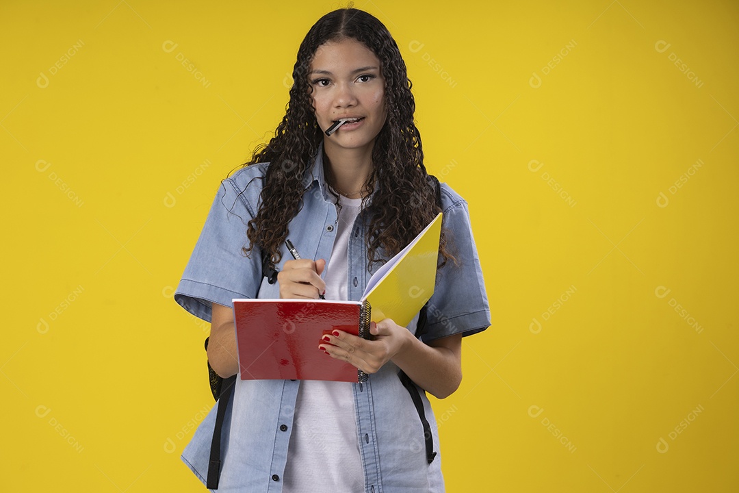 Jovem estudante escrevendo algo em seu caderno