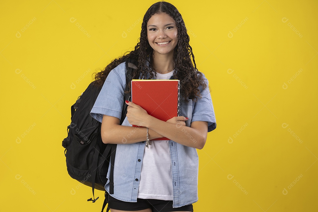 Linda jovem pronta para os estudos com mochila e cadernos