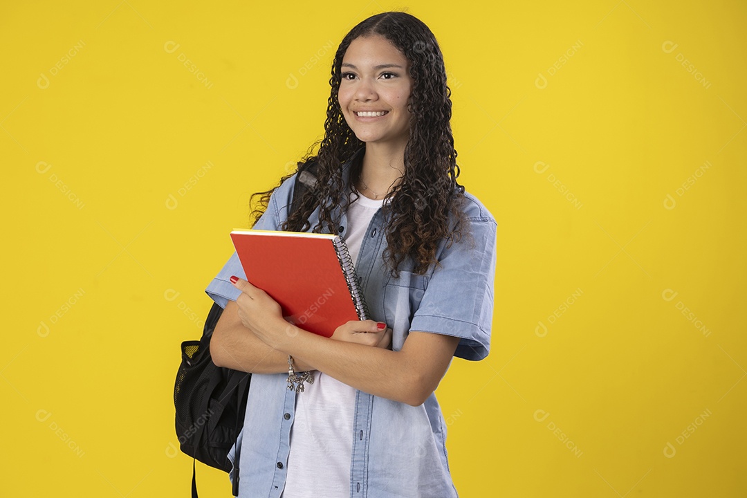 Jovem com cadernos nas mãos feliz