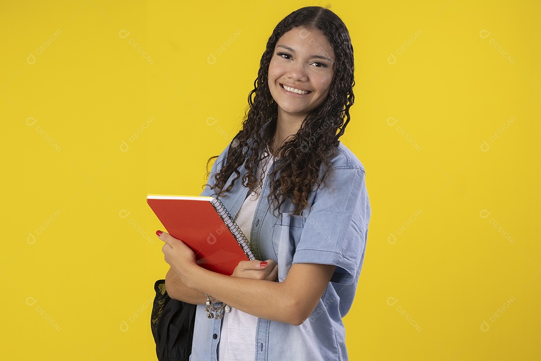 Jovem com mochila nas costas segurando cadernos