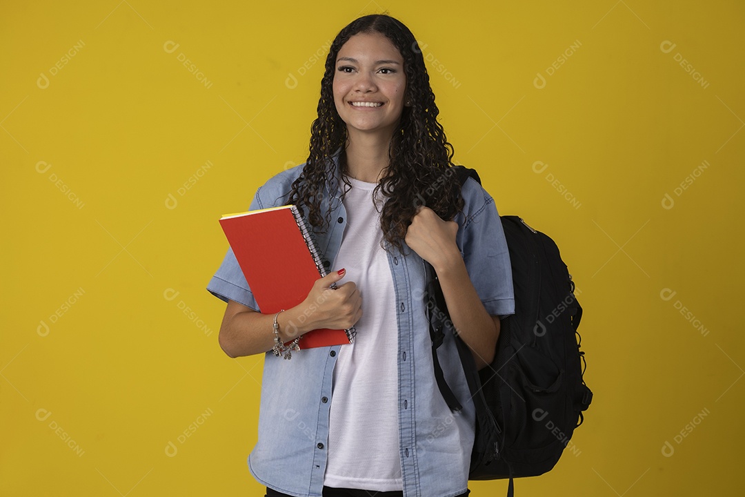 Jovem com caderno nas mãos e mochila nas costas