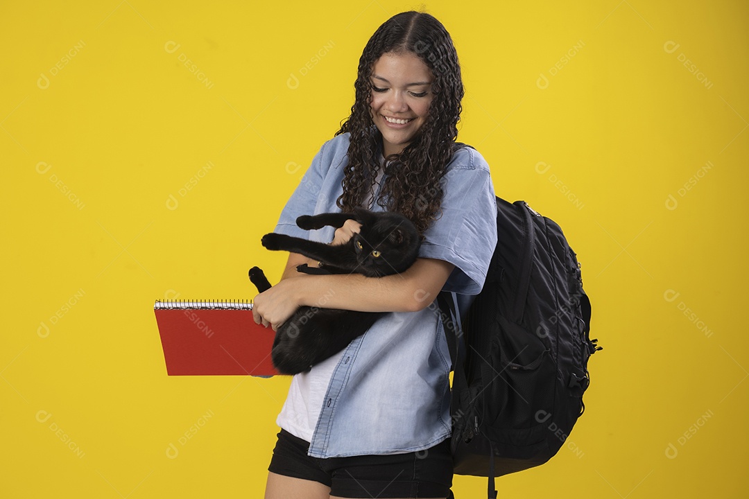 Jovem garota com seu gato nas mãos
