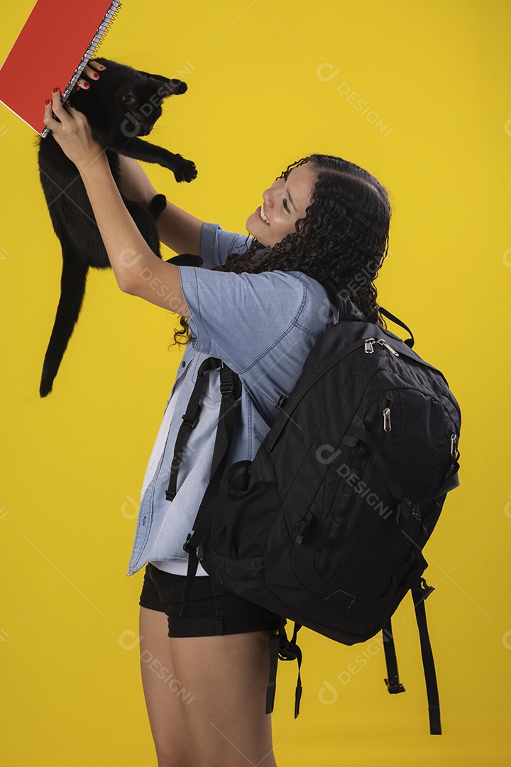 Garota estudiosa arrumada para a escola despedindo de seu pet