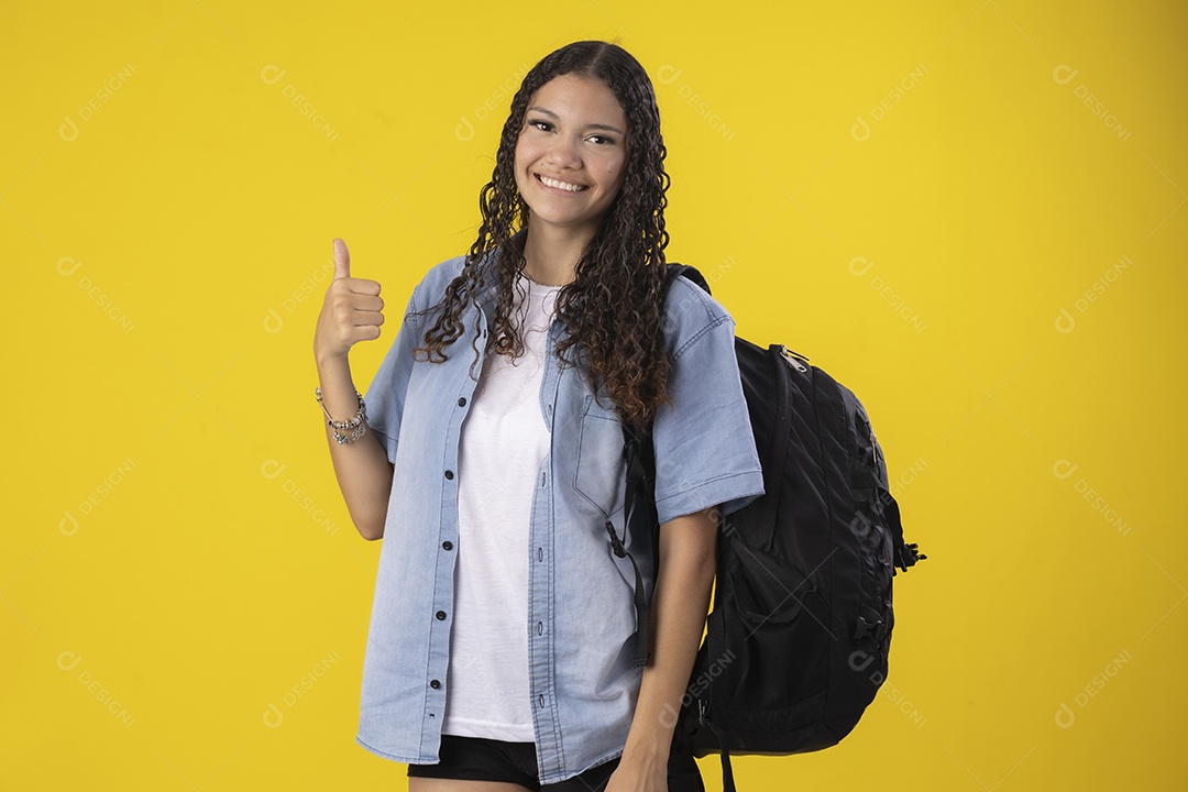 Garota estudiosa pronta para ir a escola