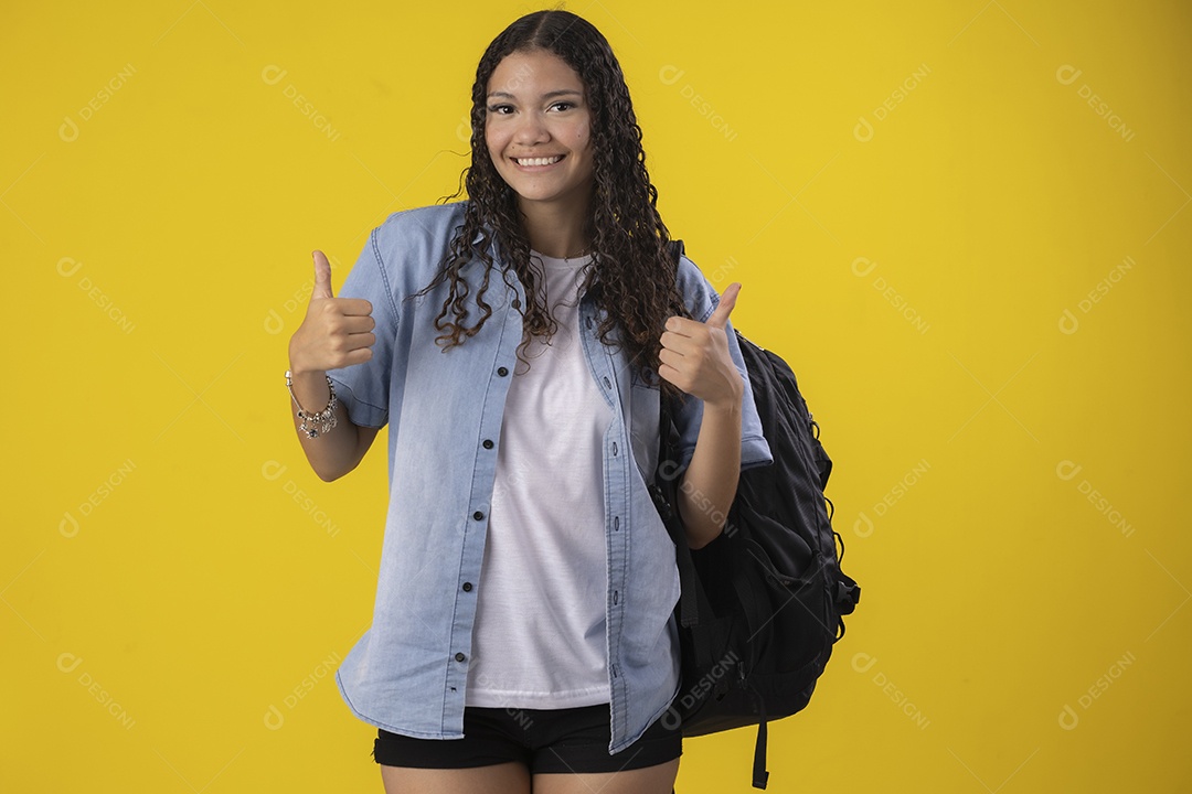 Garota feliz arrumada para ir a escola
