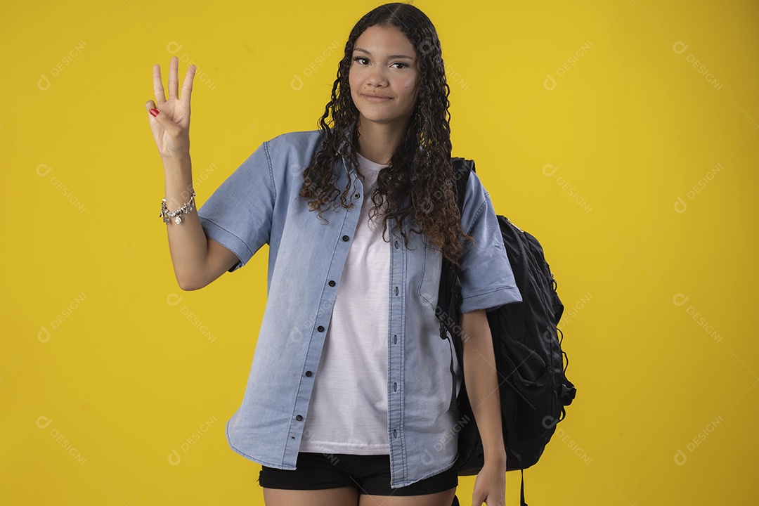 Jovem com camiseta jeans bolsa na costas gesto de mão com três dedos