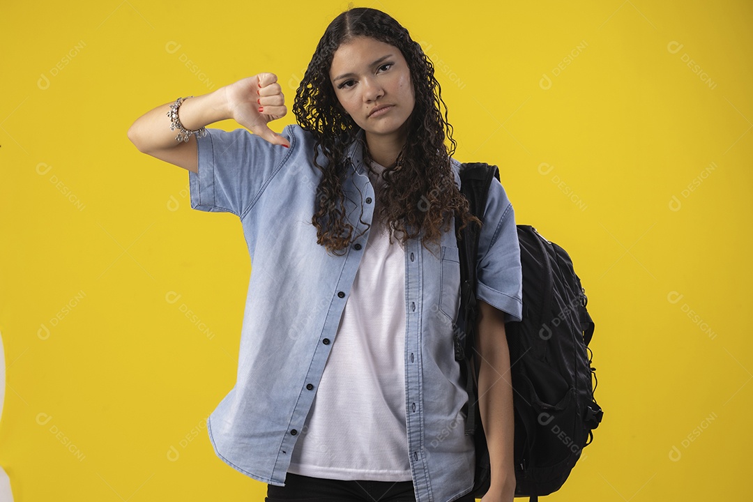 Jovem desanimada mais arrumada para ir a escola