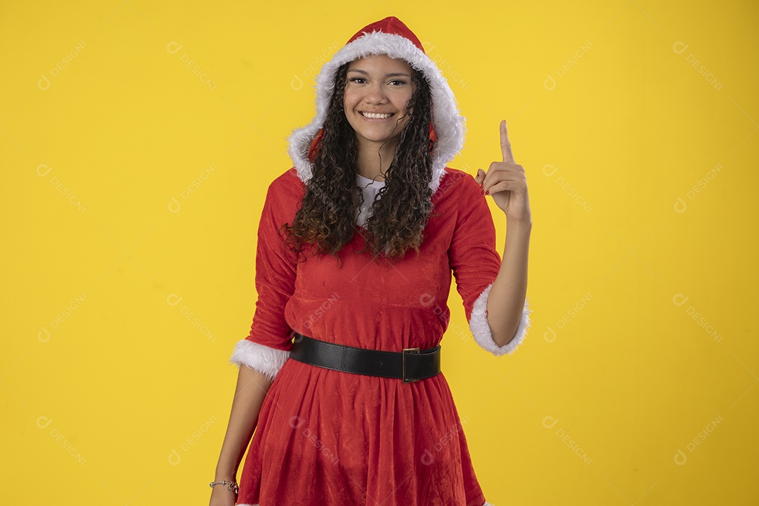 Jovem apontando para cima vestida de mamãe de noel