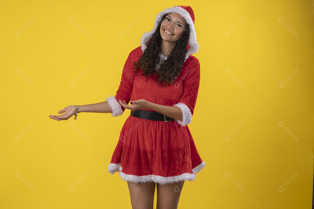 Jovem vestindo fantasia típica de natal