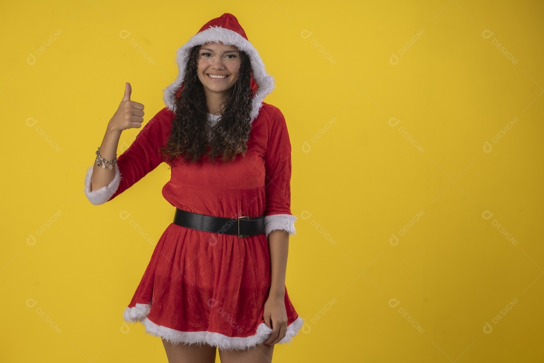 Jovem vestida de mamãe noel