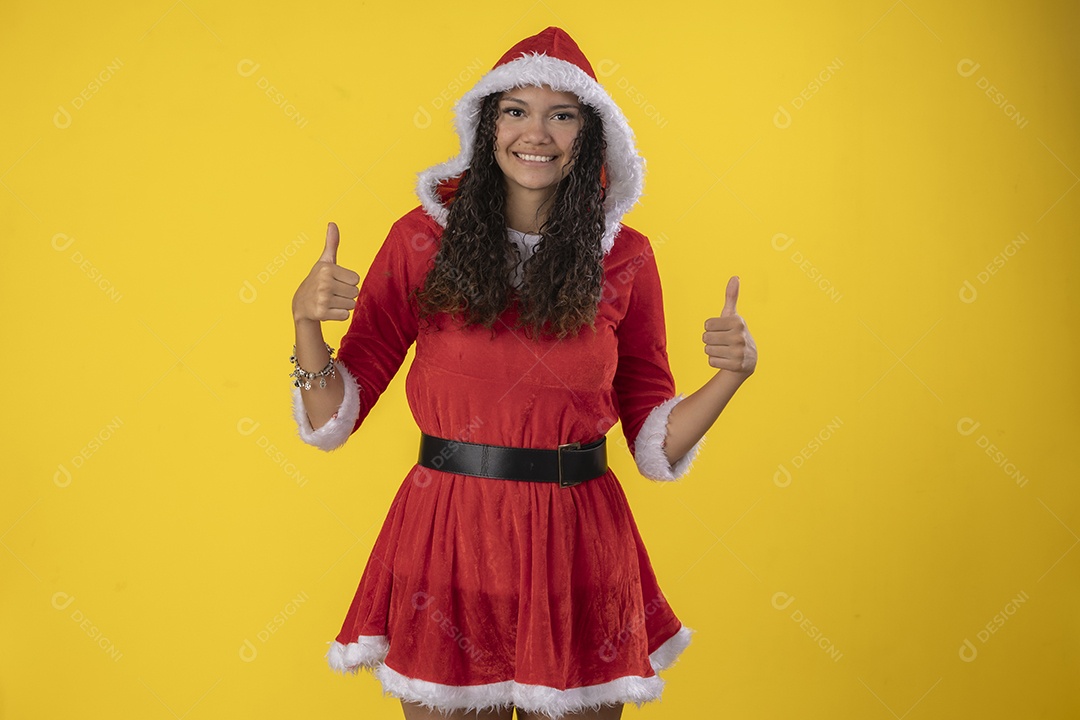 Jovem com roupa de mamãe noel com sinal de beleza