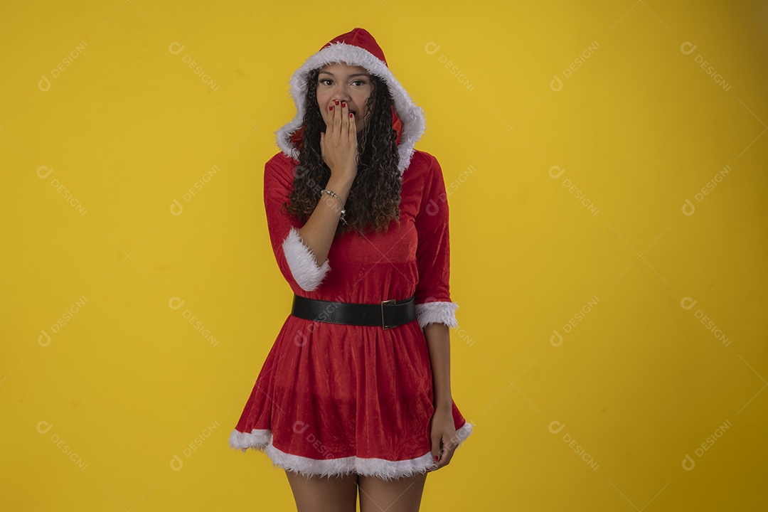 Jovem vestida de mamãe noel com mão na boca