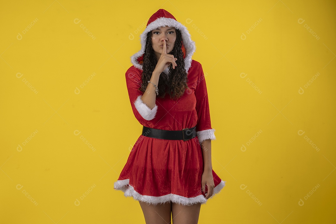 Jovem vestida mamãe noel com gesto de silencio
