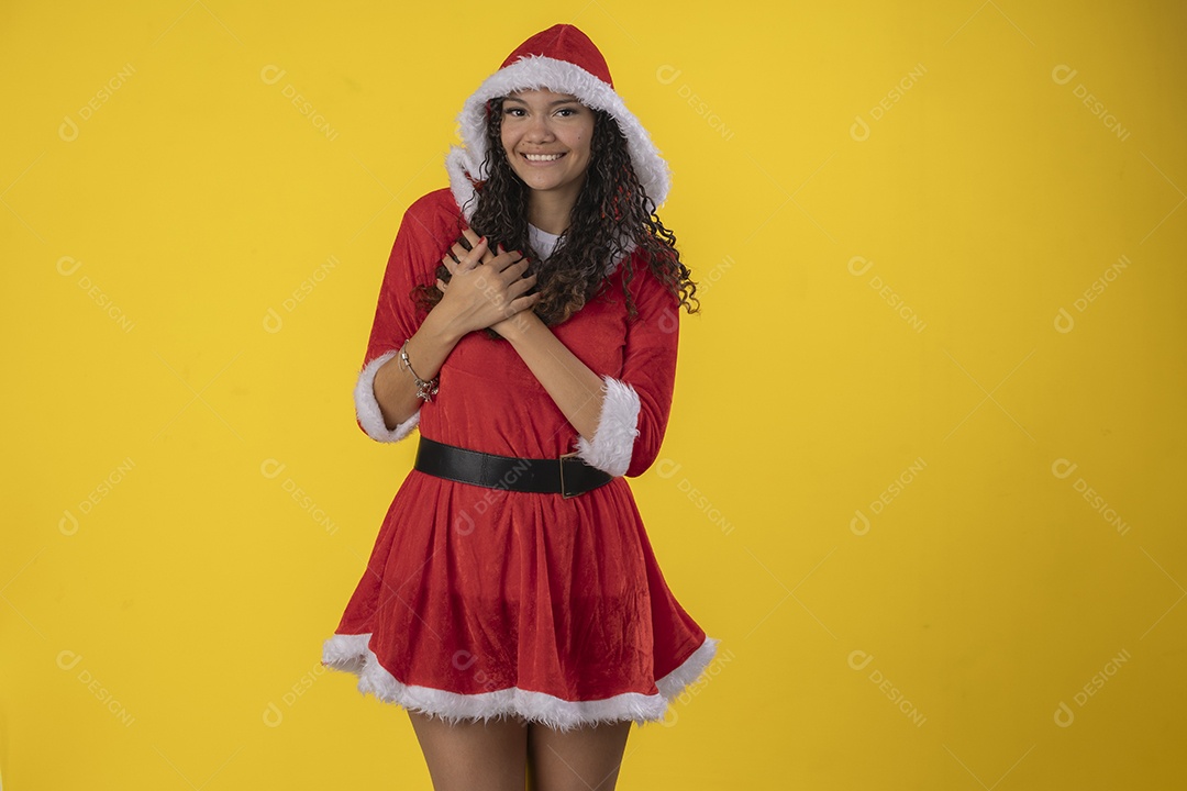 Linda jovem vestida de mamãe noel
