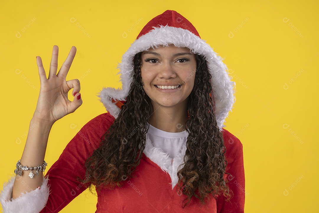 Linda jovem vestida de mamãe noel com mão de top