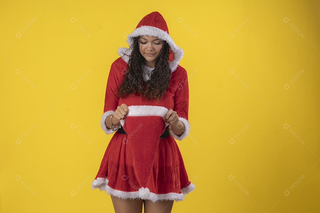 Jovem com fantasia de mamãe noel