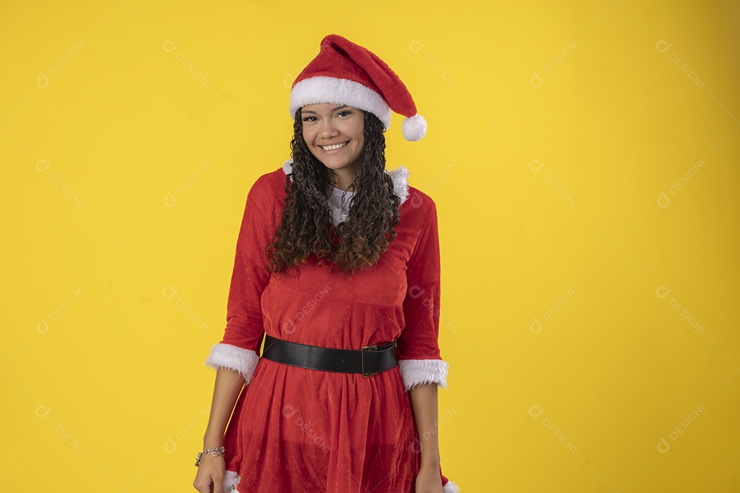 Uma jovem vestida de fantasia de mamãe noel