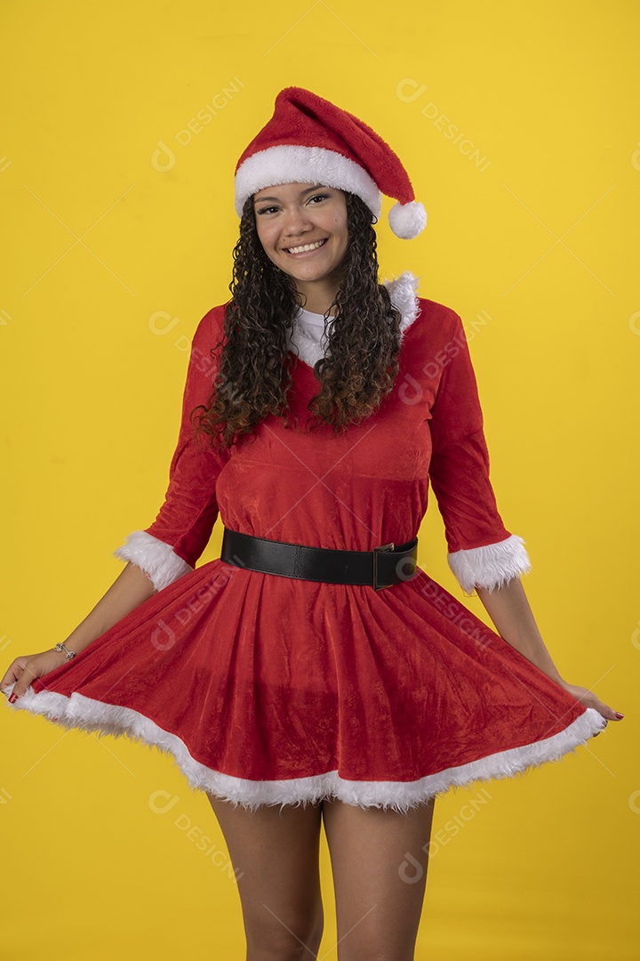 Uma jovem sorrindo fantasia de mamãe noel