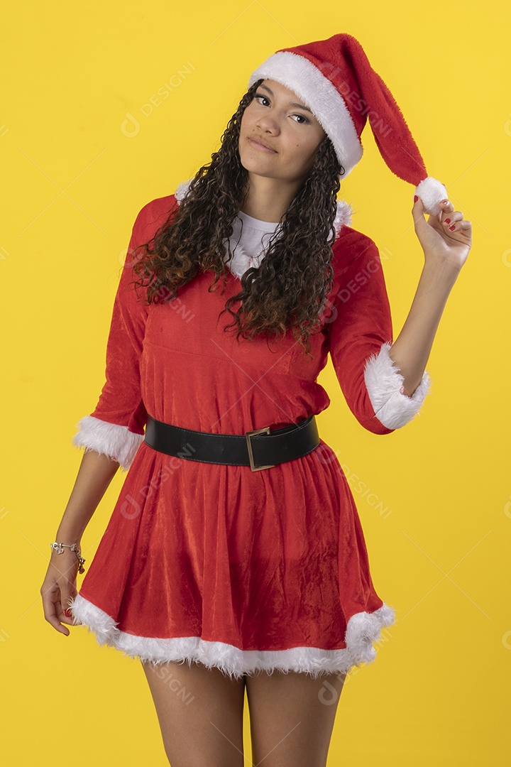 Jovem segurando chapéu e roupa de natal