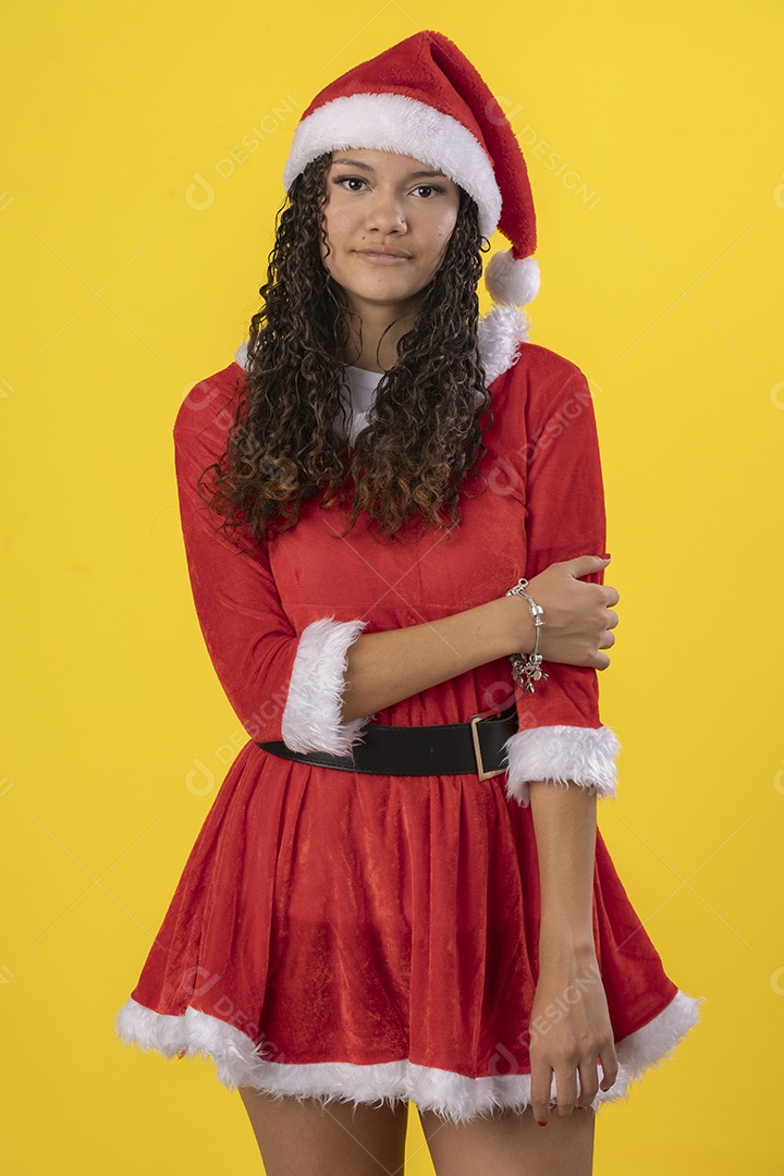 Uma jovem garota vestida de mamãe noel
