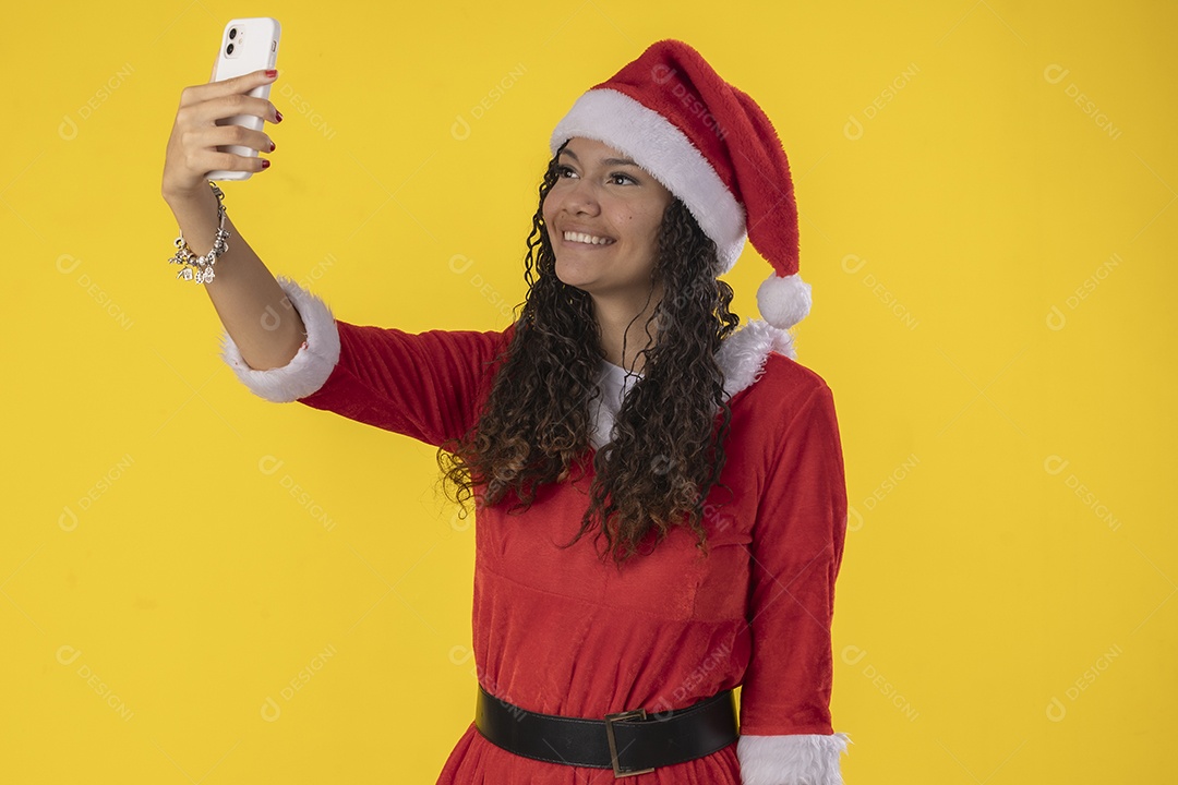 Jovem com fantasia de mamãe noel tirando self