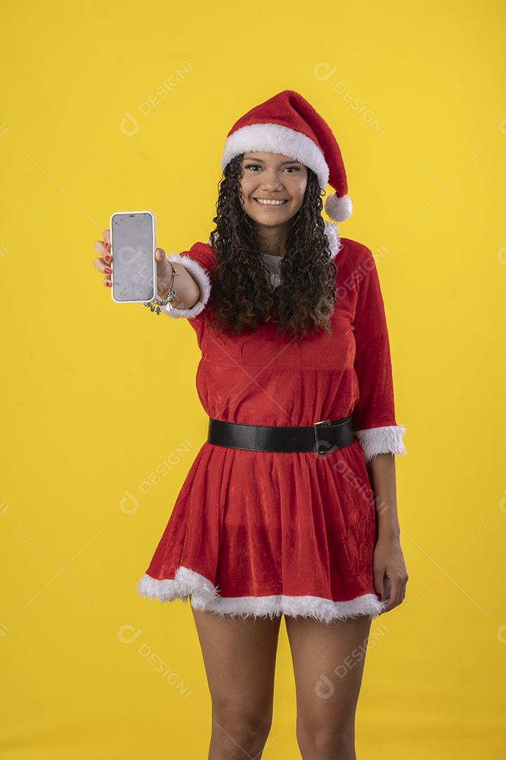 Jovem segurando um celular vestida de mamãe noel