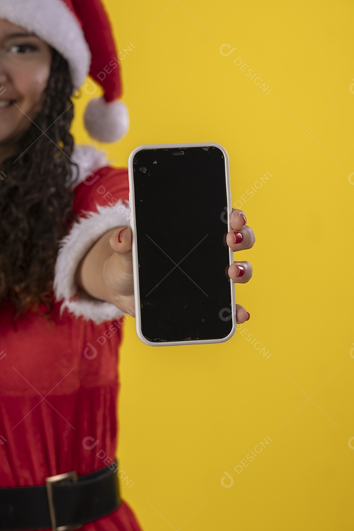 Uma menina segurando celular nas mãos