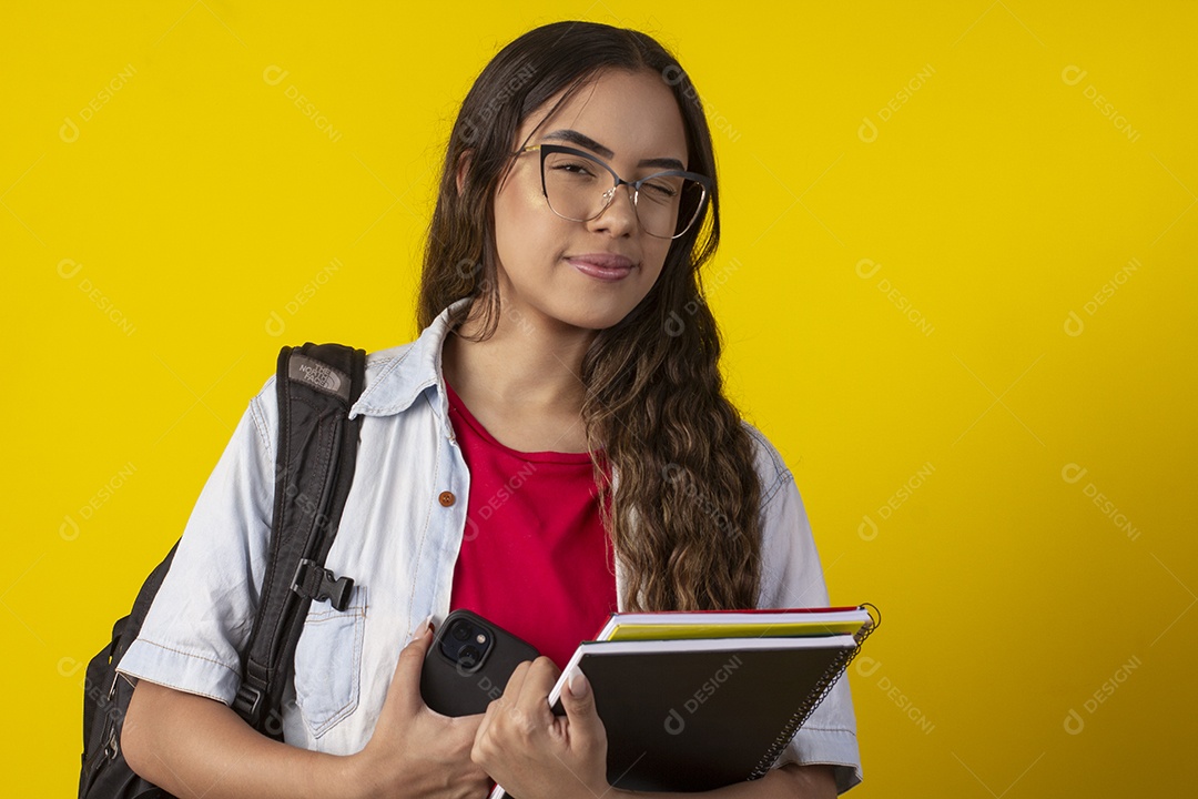 Jovem feliz com livros nas mãos