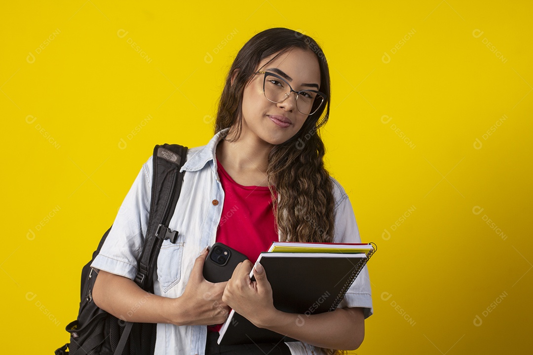 Jovem segurando livros com mochila nas costas
