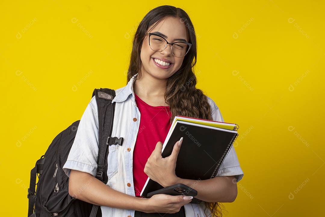 Jovem com livros nas mãos e mochila nas costa
