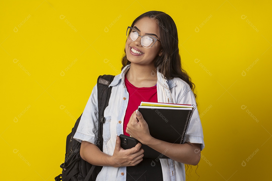 Jovem estudante com livros nas mãos