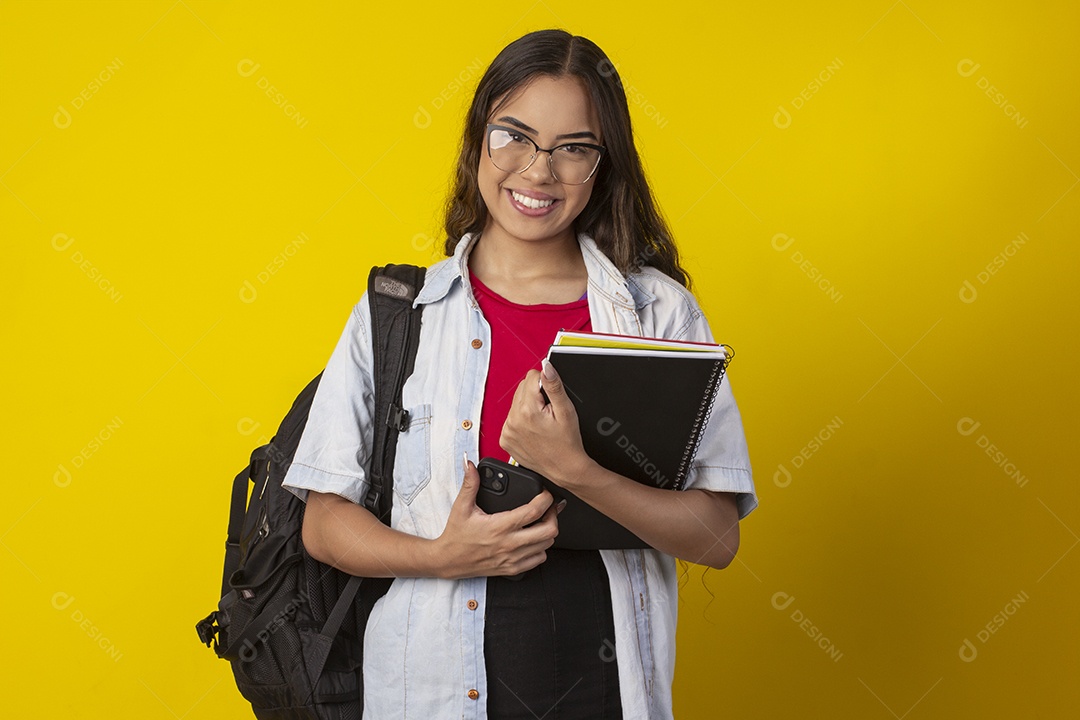 Jovem feliz segurando livros