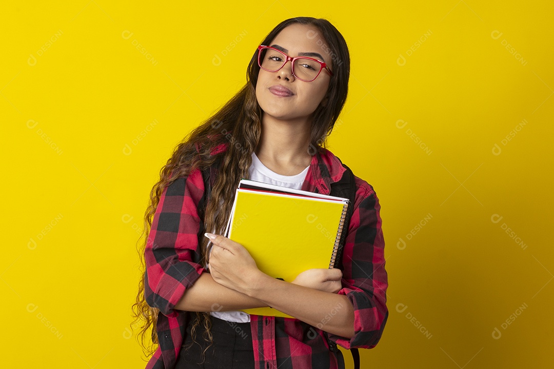 Jovem estudante com livros nas mãos
