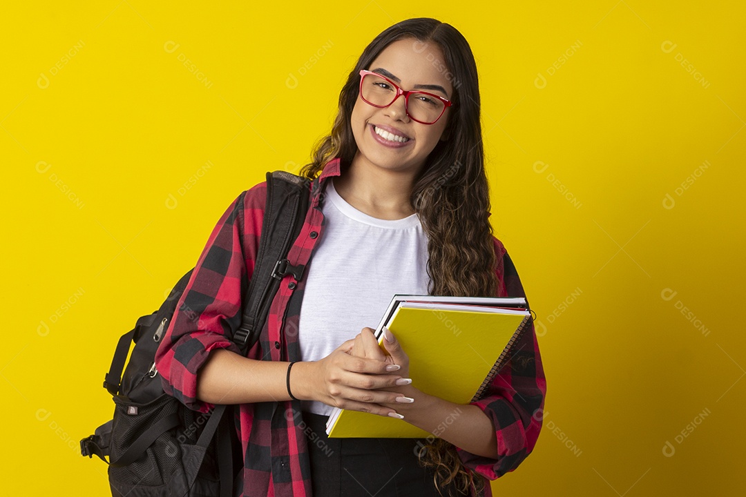 Jovem sorrindo estudante indo a escola com livros nas mãos