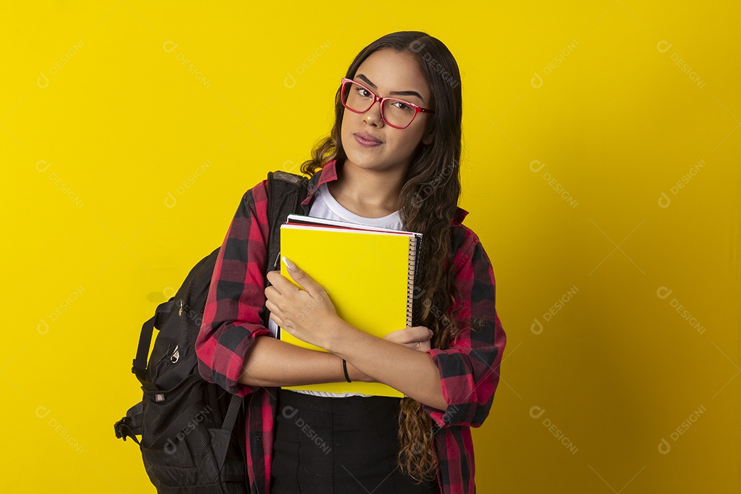 Menina segurando livros pra ir a escola