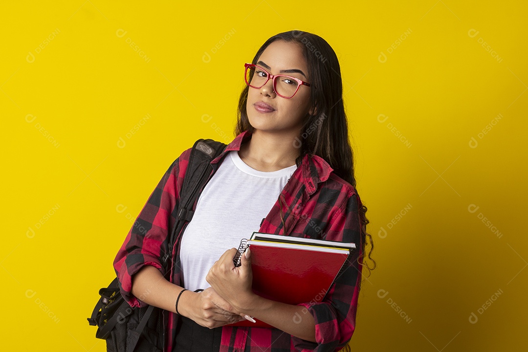 Jovem menina estudante com livros nas mãos