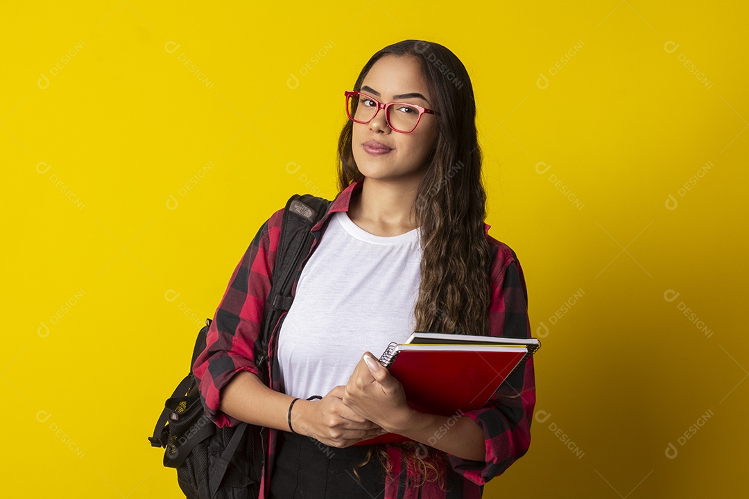 Menina linda com bolsa nas costas e livros nas mãos