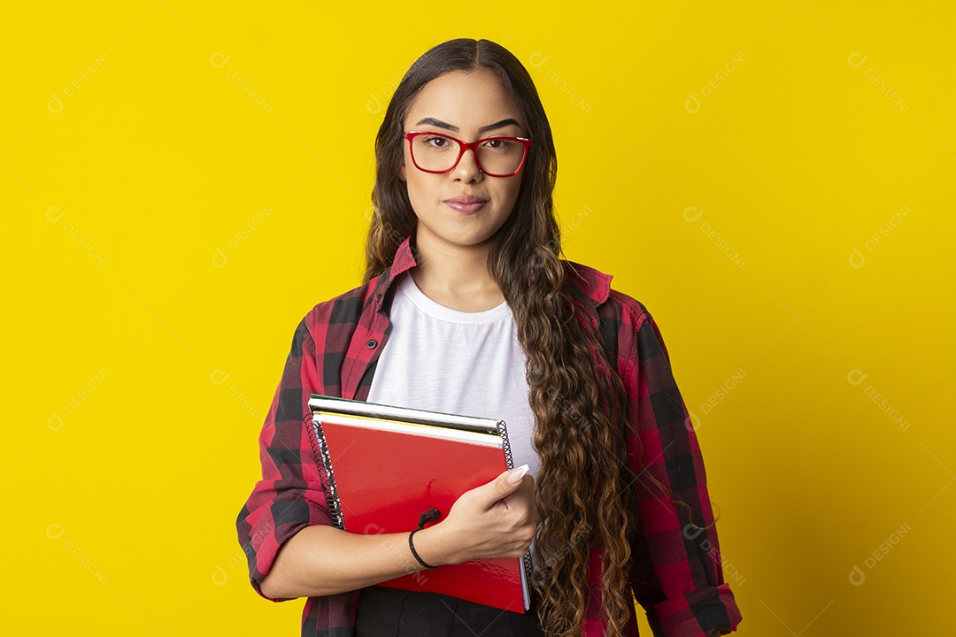 Jovem linda com mochila nas costas e livros nas mãos