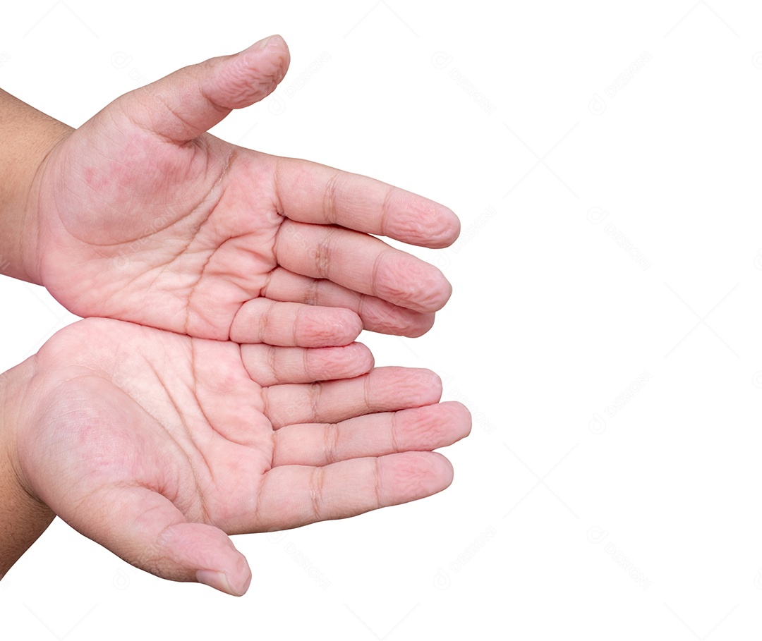 Mãos de uma criança depois de tomar muito banho