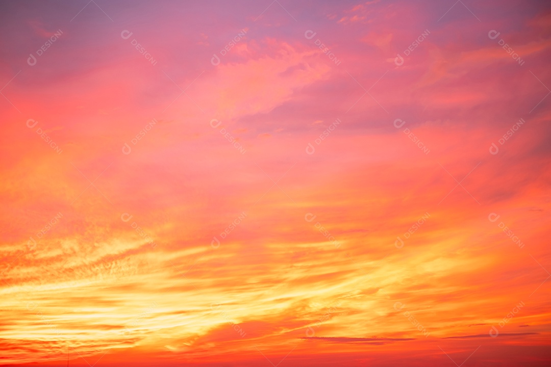 Um lindo céu ao anoitecer