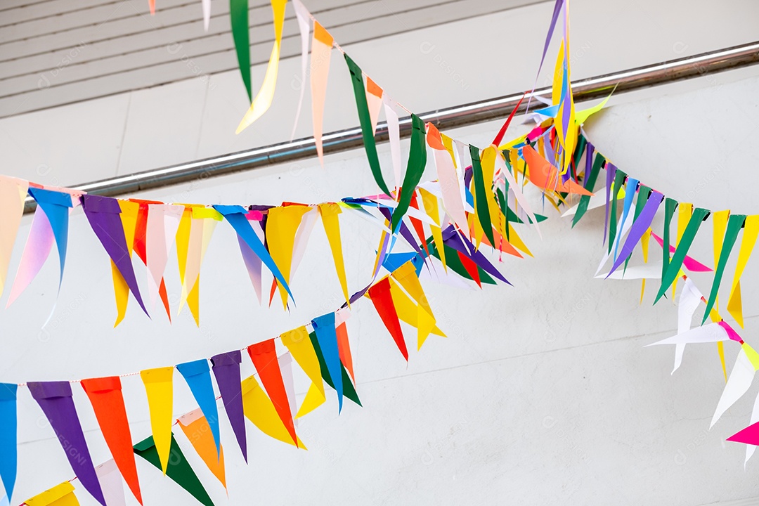 Muitas bandeirinhas colorida