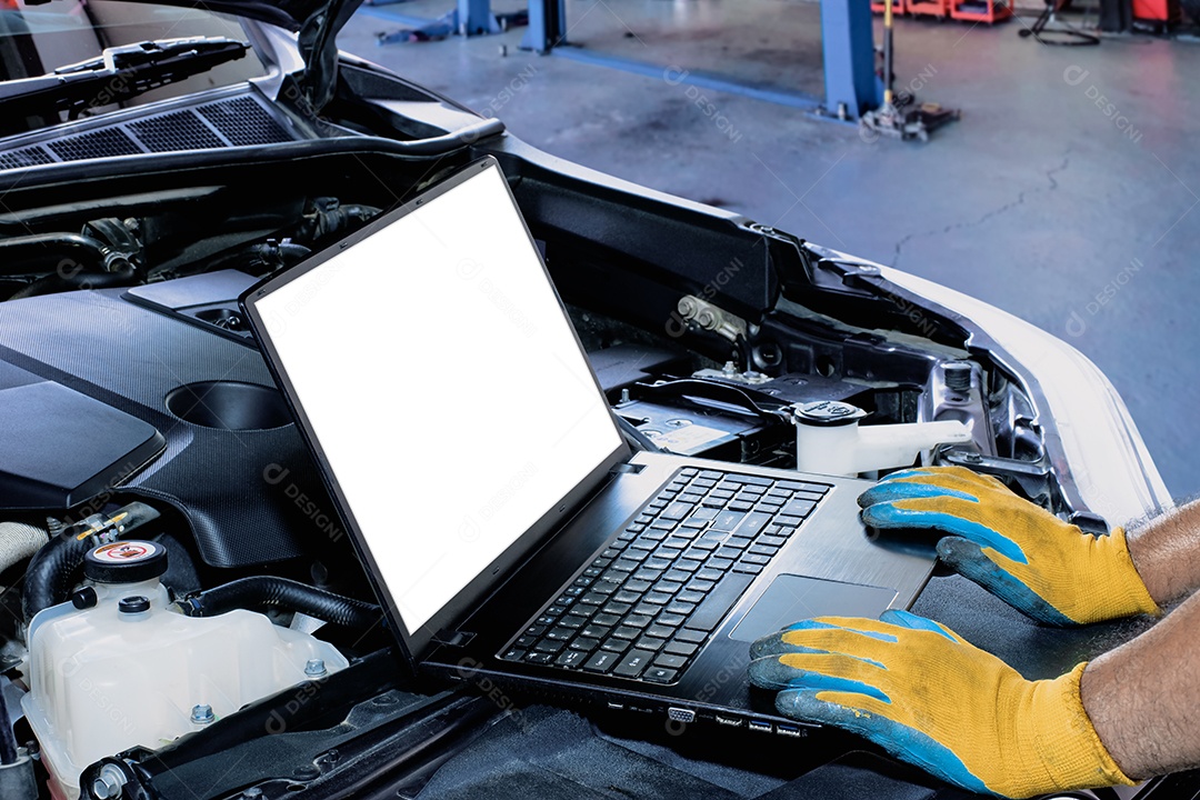 Um laptop com tela branca em branco no compartimento do motor