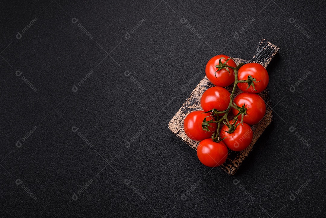Tomates sobre tábua de madeira