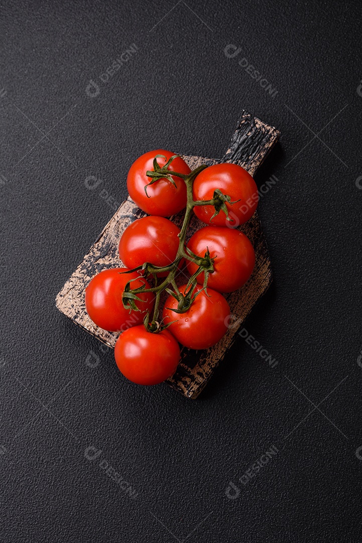 Tomates sobre tábua de madeira