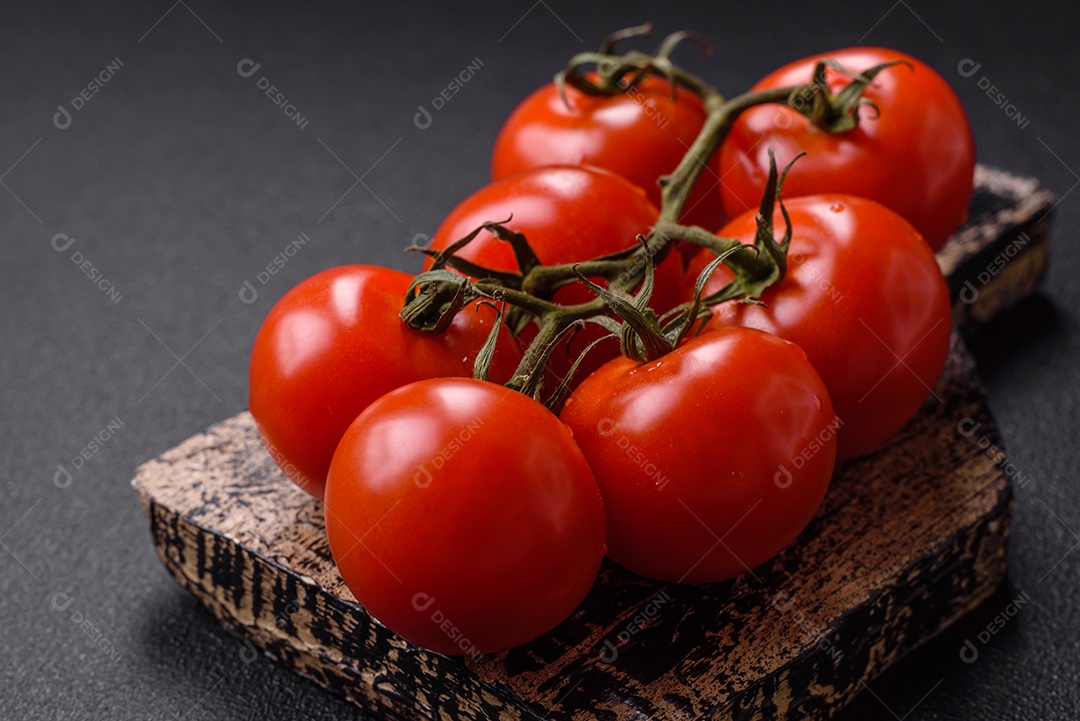 Tomates sobre tábua de madeira