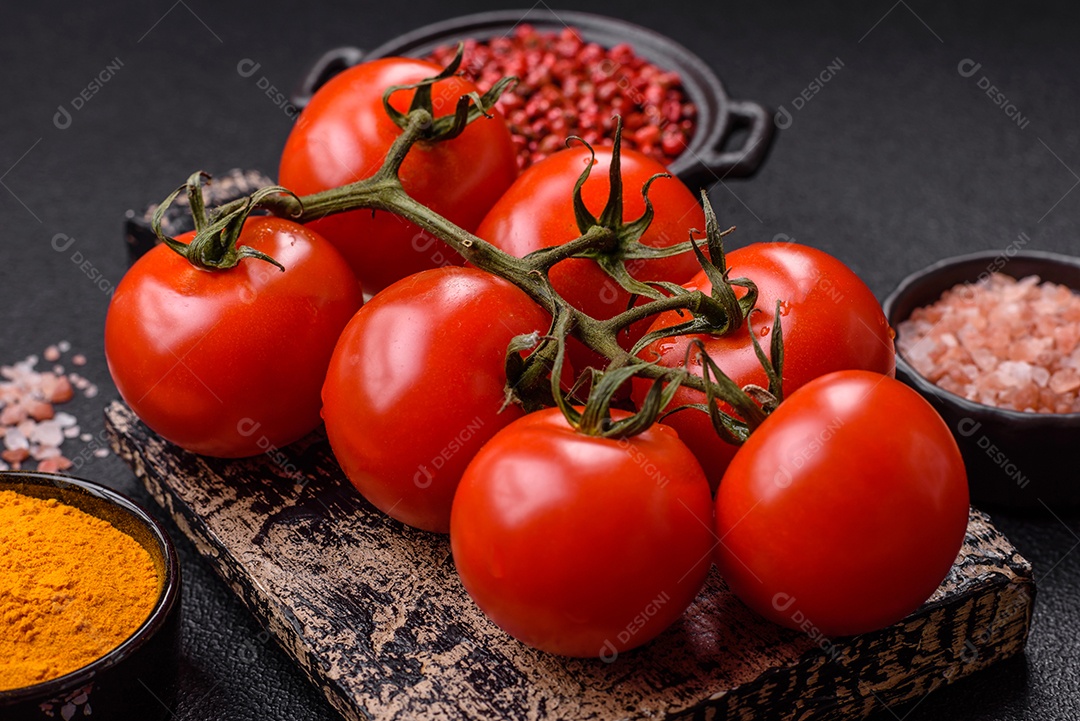 Tomates e temperos sobre tábua de madeira