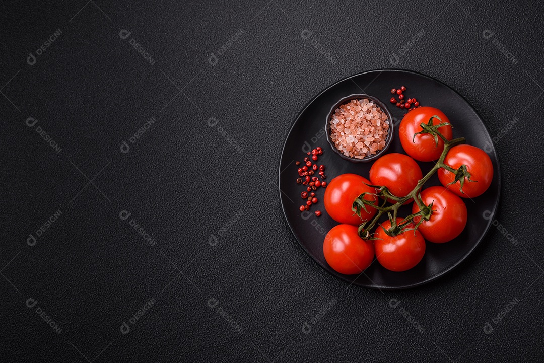 Tomates e sal e sobre panela