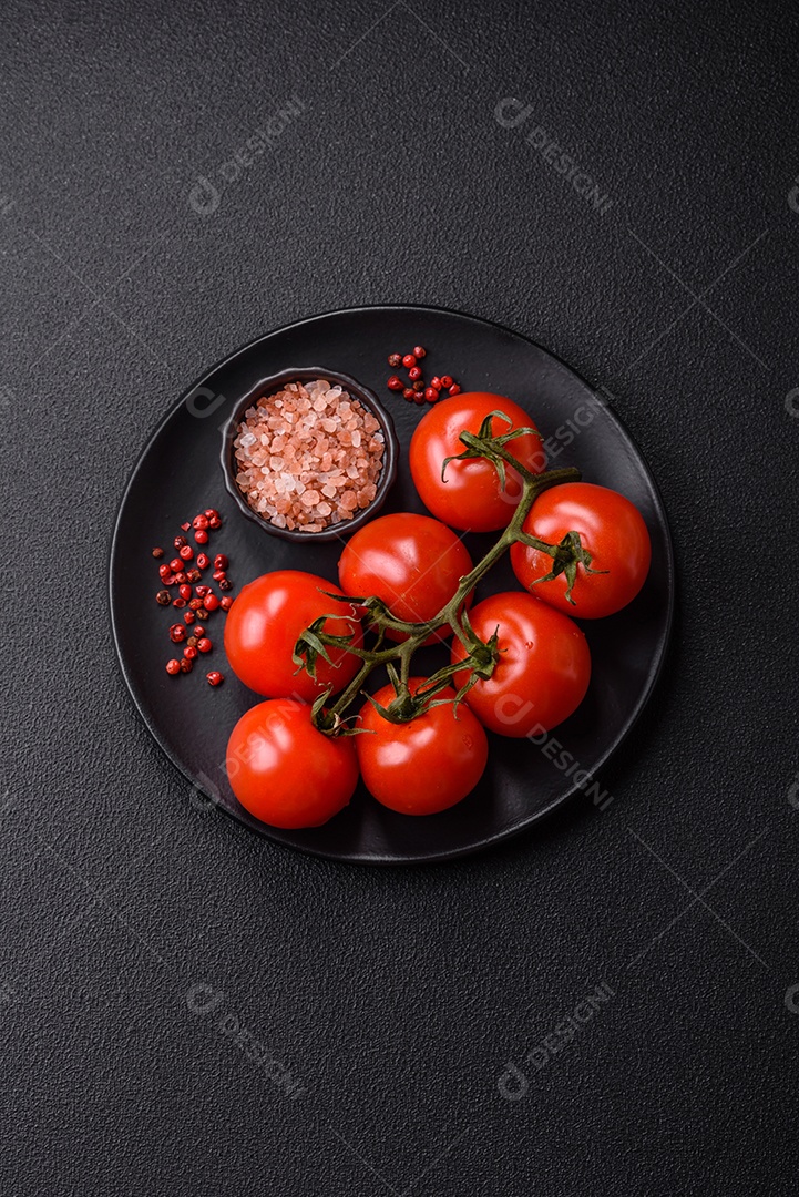 Tomates e sal e sobre panela